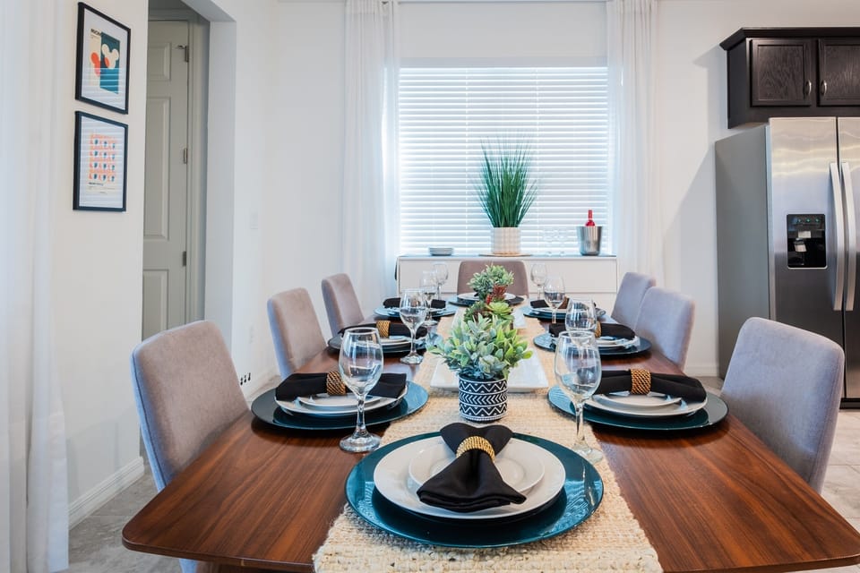 Make every supper special in our splendid dining area, designed for memorable evenings. 