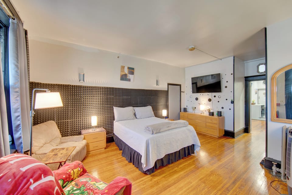 Bedroom | Queen Bed | Smart TV