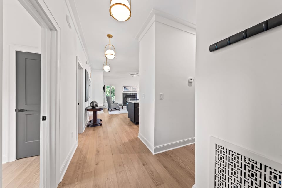 Enter this villa with its open living concept. Wood floors and high ceilings make this a spacious property