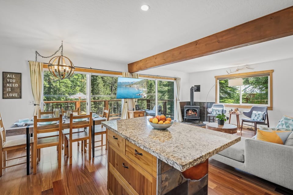 Kitchen Island-Lake Vista Hideaway