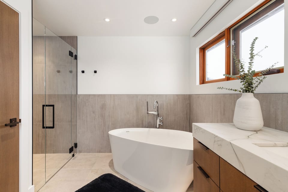 Upper Floor - Primary Ensuite