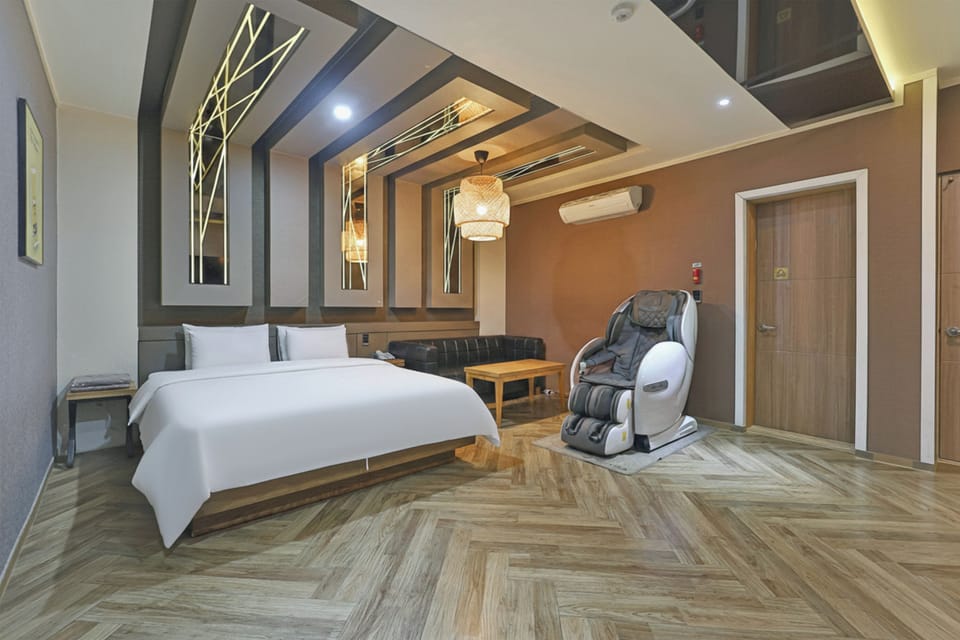 Luxury Double Room | Desk, blackout drapes, free WiFi, bed sheets