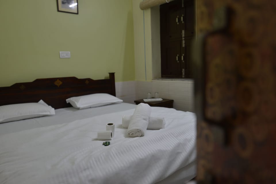 Deluxe Double Room, 1 King Bed | Egyptian cotton sheets, premium bedding, minibar, soundproofing