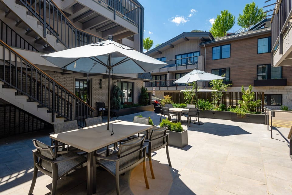Plate up some appetizers, grab your favorite beverage and enjoy some time outside in the common area courtyard.