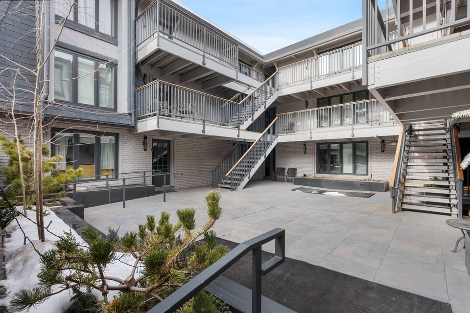 This ground floor condo is located in a small complex right downtown and close to Aspen Mountain.
