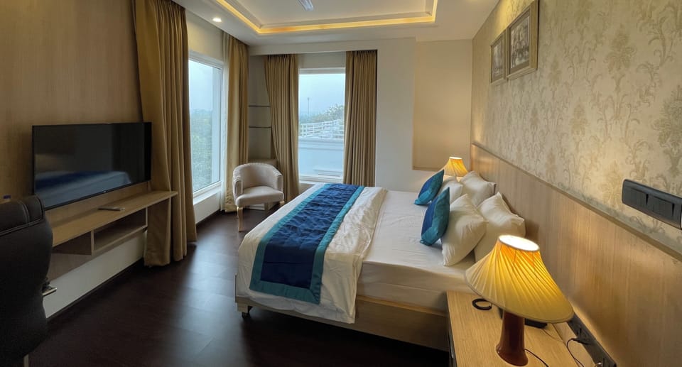 Deluxe Room | Tempur-Pedic beds, in-room safe, desk, laptop workspace