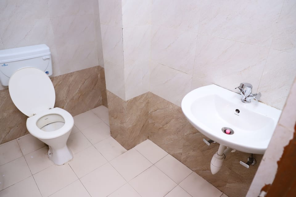 Superior Room | Bathroom | Shower, rainfall showerhead, free toiletries, towels