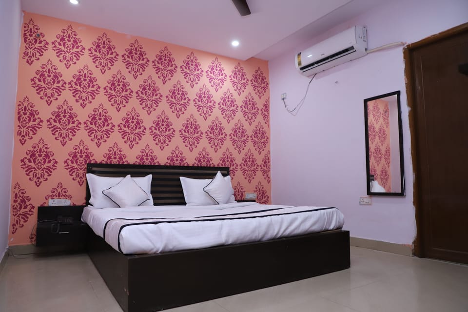 Superior Room | Individually furnished, iron/ironing board, free WiFi, bed sheets