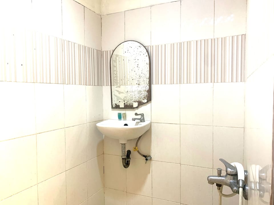 Standard Double Room | Bathroom | Shower, towels