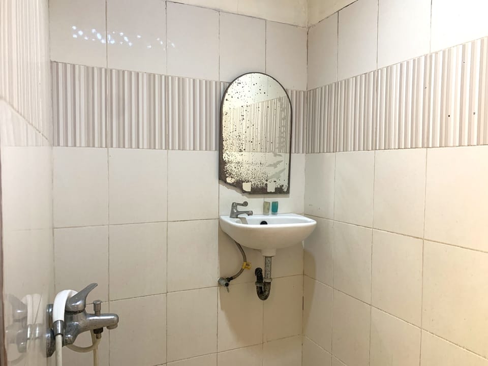 Standard Double Room | Bathroom | Shower, towels