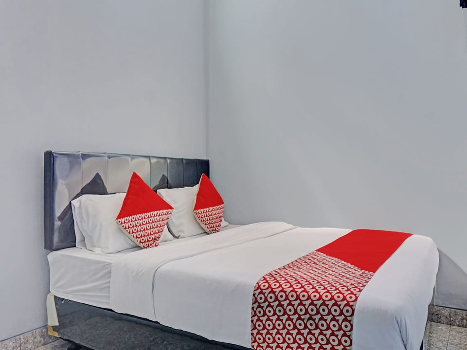 Deluxe Double Room | Desk, laptop workspace, bed sheets