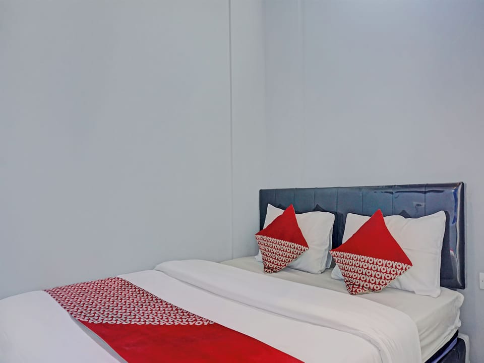 Deluxe Double Room | Desk, laptop workspace, bed sheets