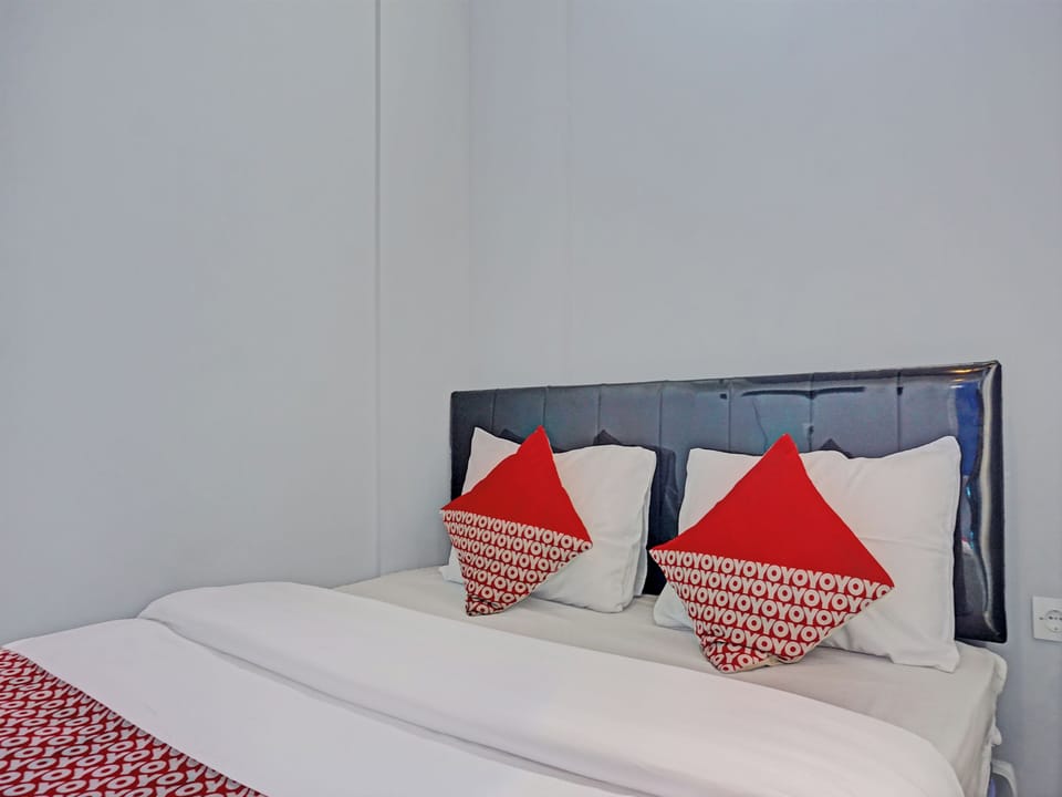 Deluxe Double Room | Desk, laptop workspace, bed sheets