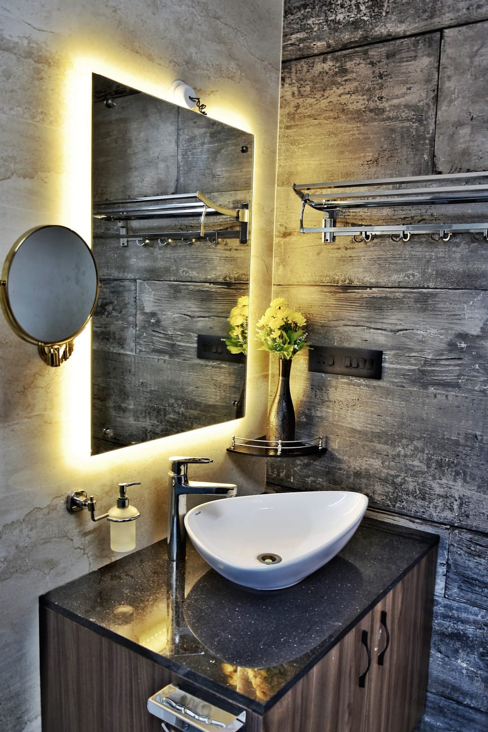 Shower, rainfall showerhead, free toiletries, bidet