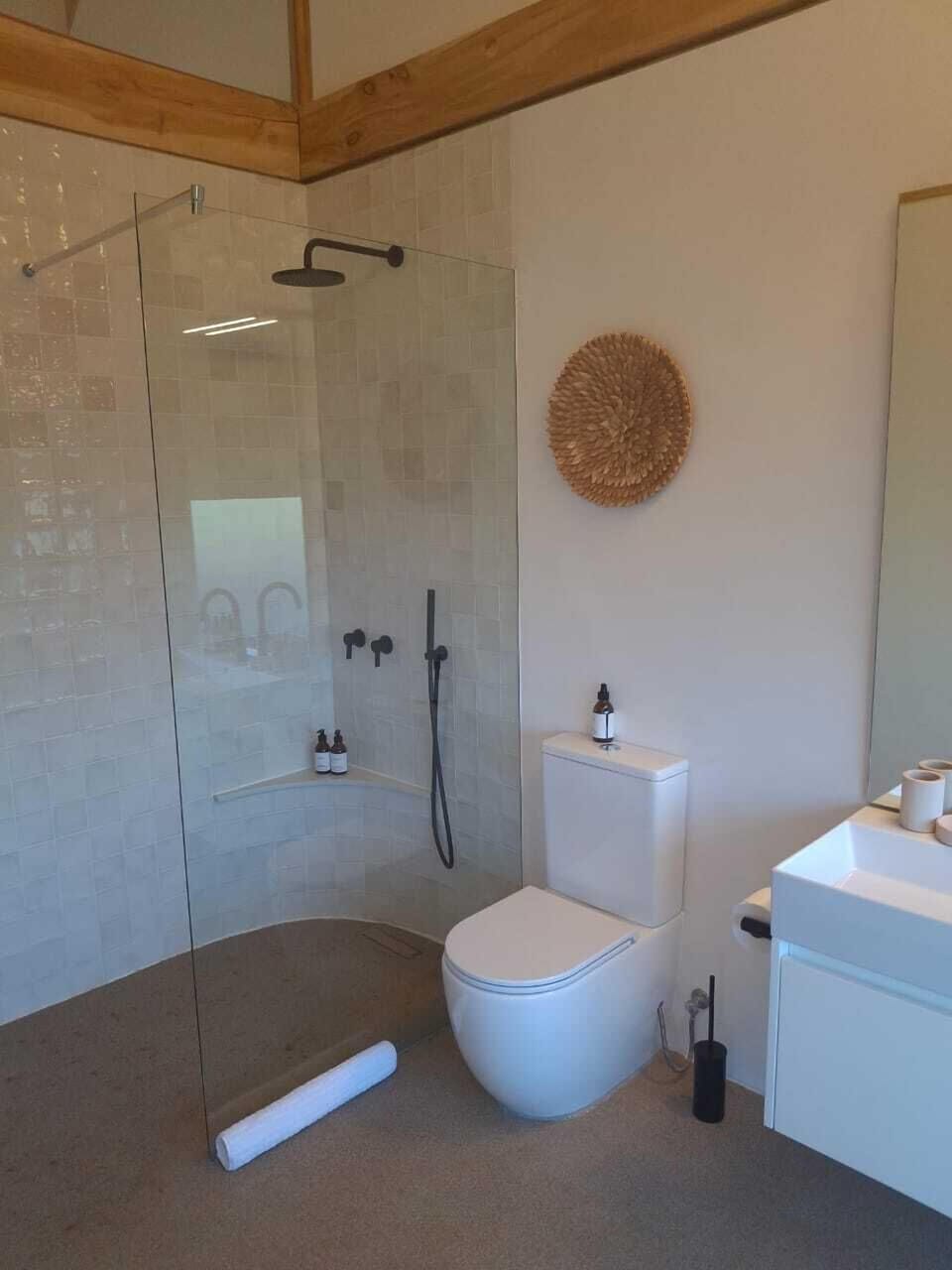 Luxury Double Room | Bathroom | Shower, rainfall showerhead, eco-friendly toiletries, hair dryer
