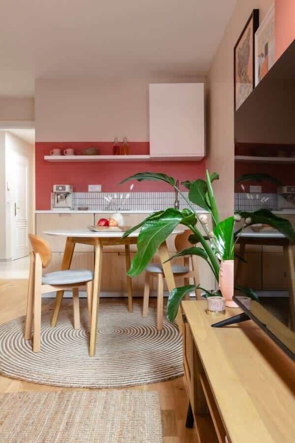 Fully equipped kitchen and dinning area