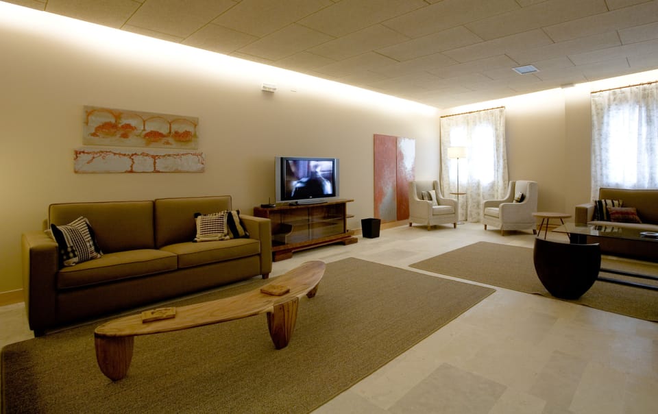 Lobby lounge