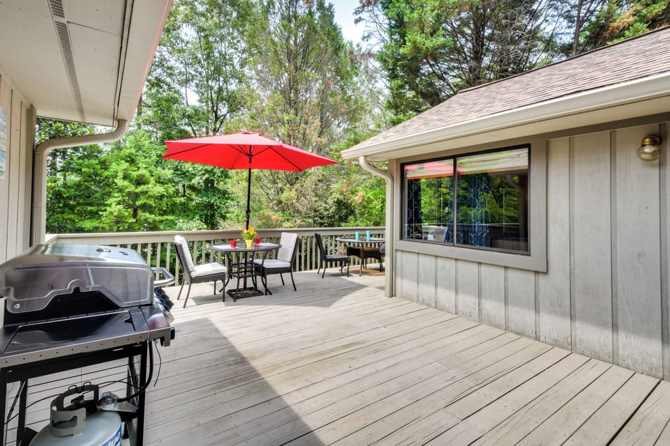 Deck | Outdoor Dining | Grill