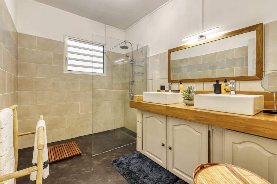 Grande salle de douche avec double vasque à la Kaz Voyageur