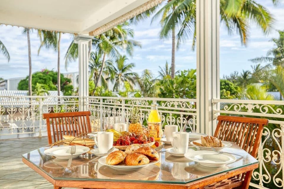 Savourez un copieux petit déjeuner fruité en profitant du soleil matinal