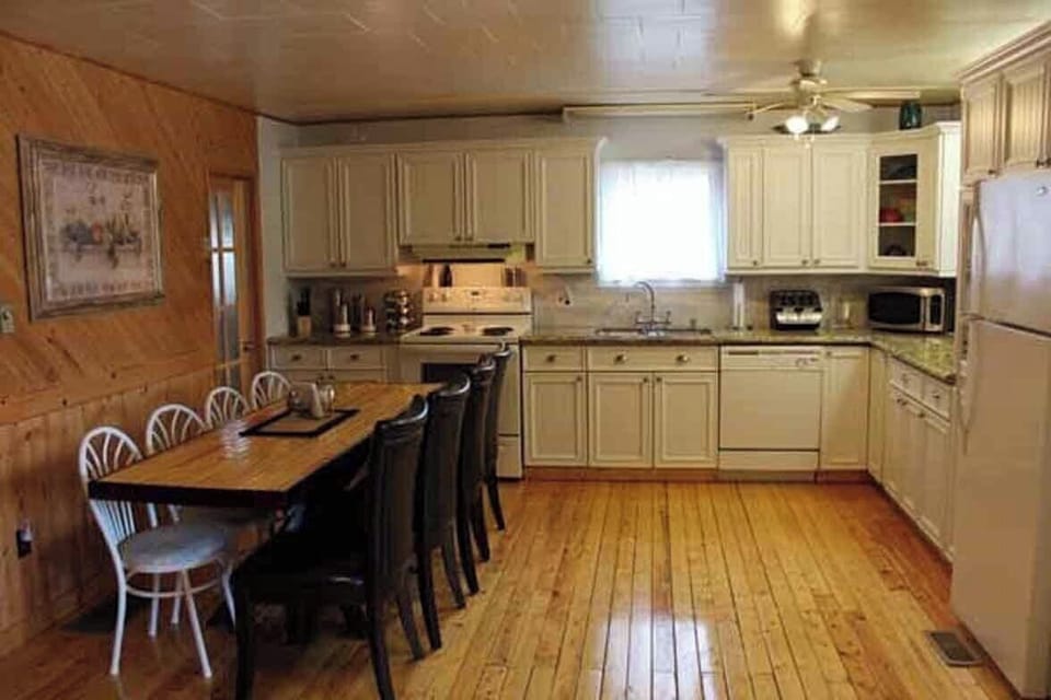 Kitchen & Dining Area