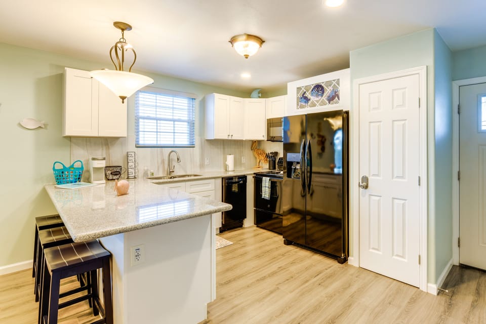 Kitchen | Cooking Basics | Coffee Maker | Paper Towels/Trash Bags Provided