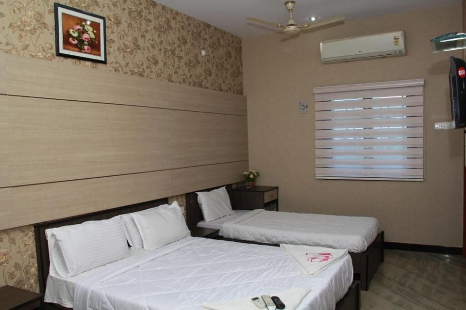 Family Room | Desk, free WiFi
