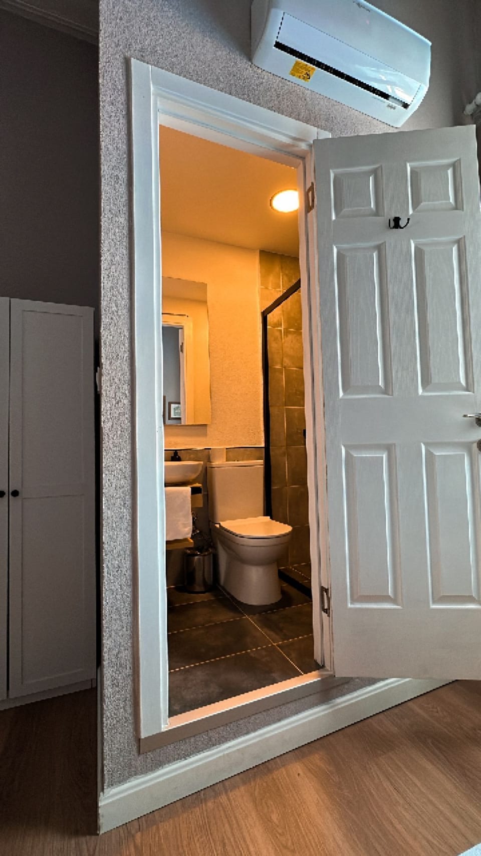 Standard Room, 1 Double Bed | Bathroom | Shower, free toiletries, hair dryer, slippers