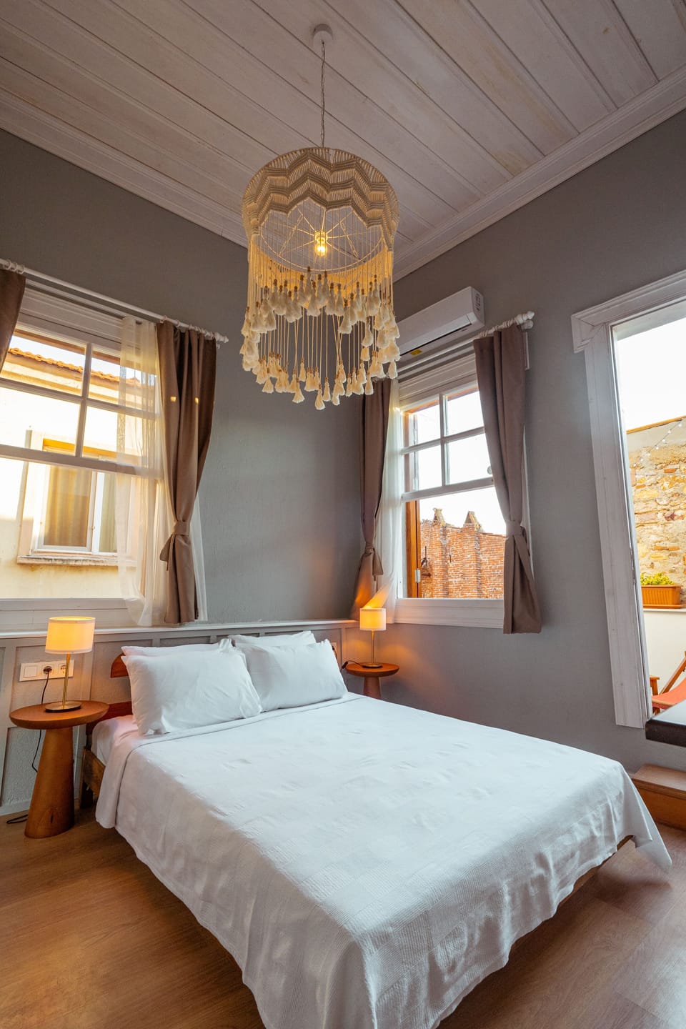 Deluxe Room, 1 Double Bed, Smoking, City View | Individually decorated, individually furnished, free WiFi, bed sheets