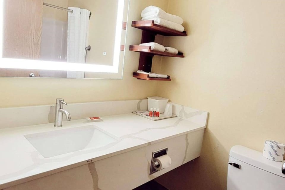 Combined shower/tub, eco-friendly toiletries, towels