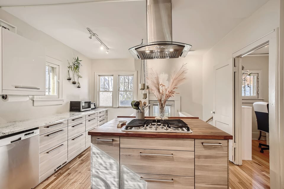 5 burner gas stove, hood vent and ample kitchen storage