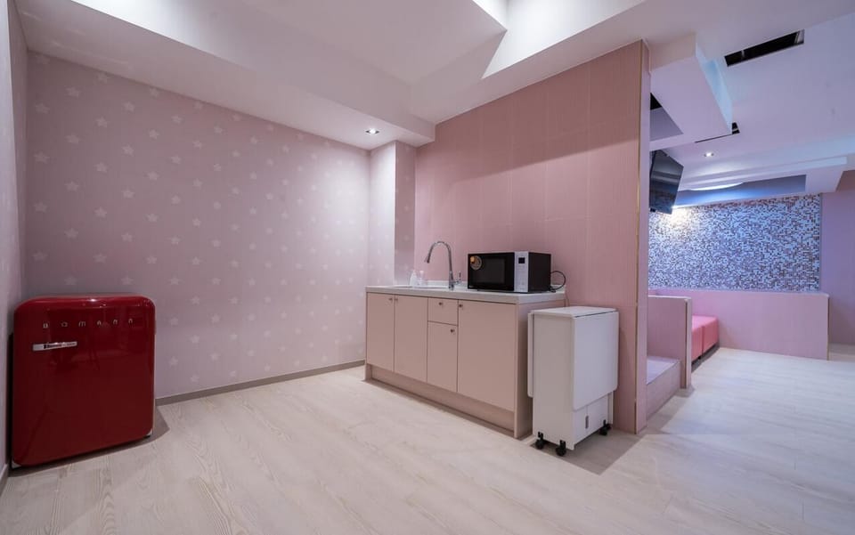 Luxury Room | Private kitchenette | Mini-fridge