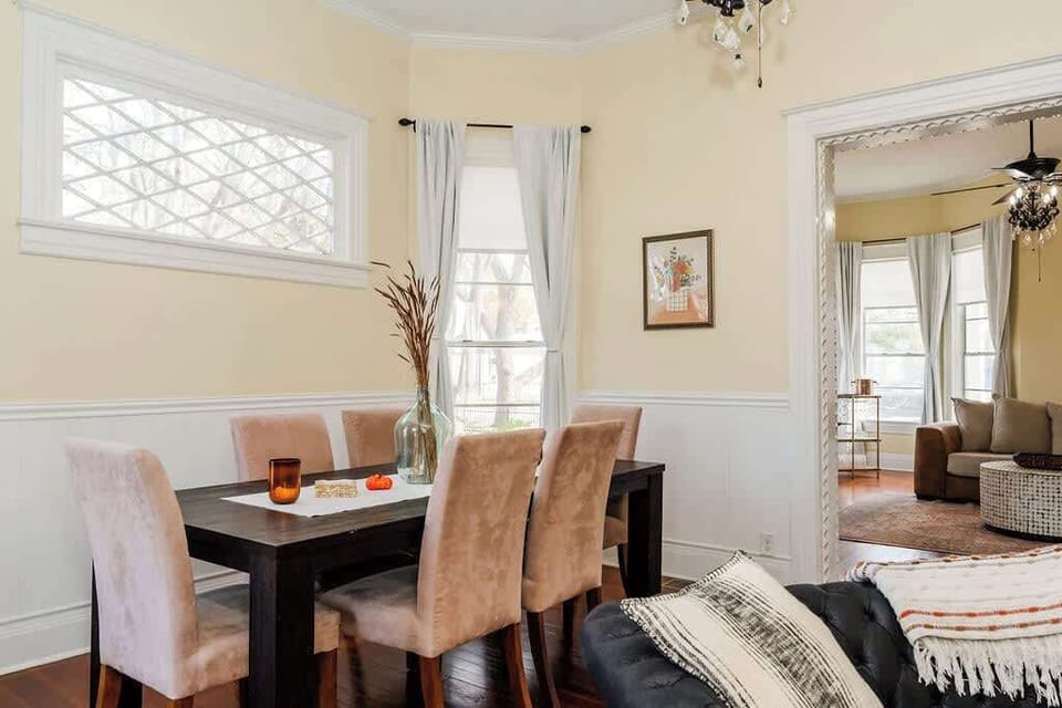 Dining Room w/ Sitting Area