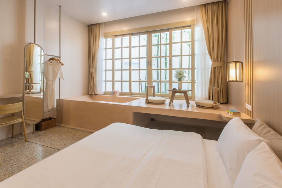 Deluxe Room | Deep soaking bathtub