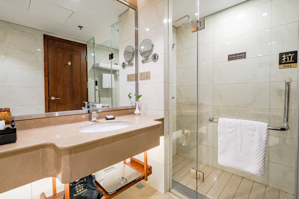 Standard Single Room | Bathroom | Rainfall showerhead, hair dryer, slippers, towels