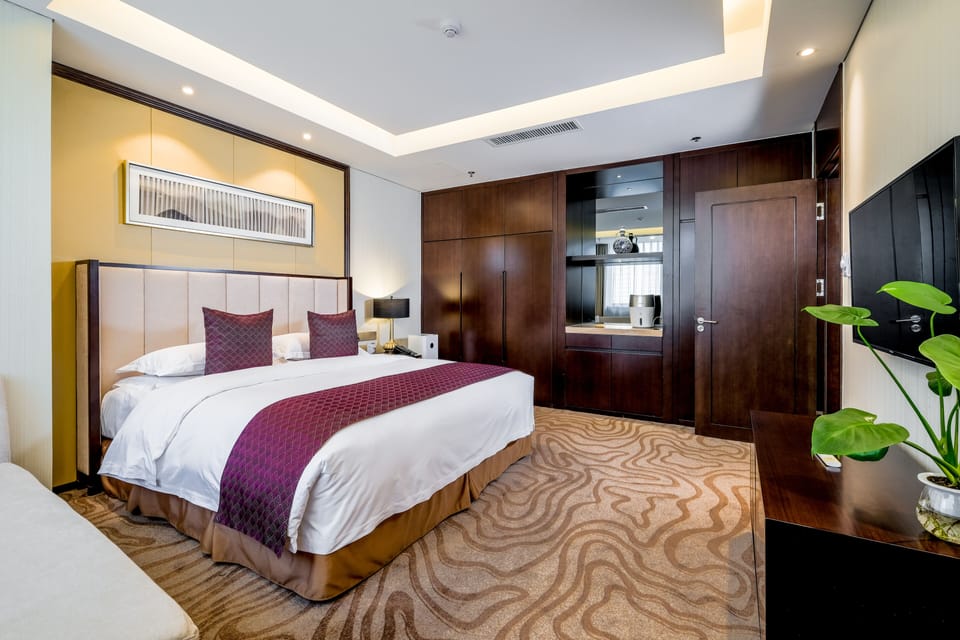 Standard Suite | Premium bedding, down comforters, minibar, desk
