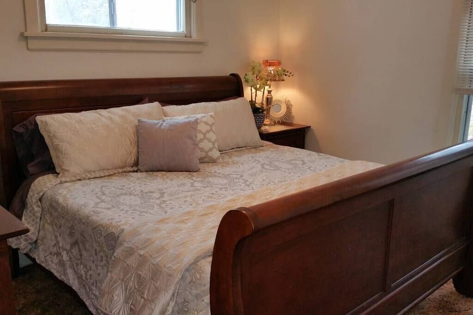 Lovely King Cherry Sleigh Bed with super comfy memory foam mattress & High End Bloomingdale's Bedding!
