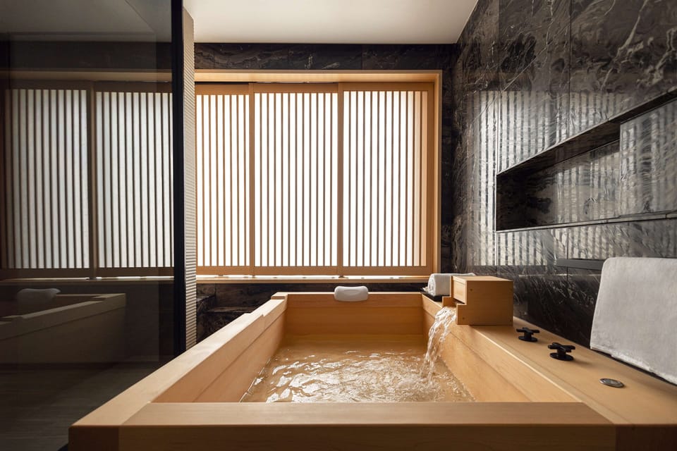 Combined shower/tub, deep soaking tub, rainfall showerhead