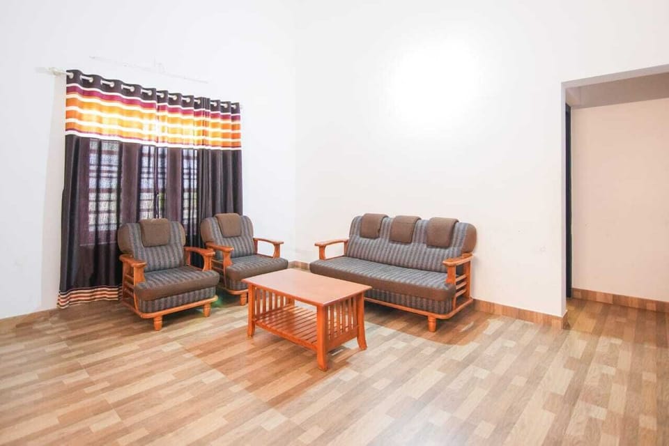 Basic Apartment | Living area | 42-cm LCD TV with cable channels