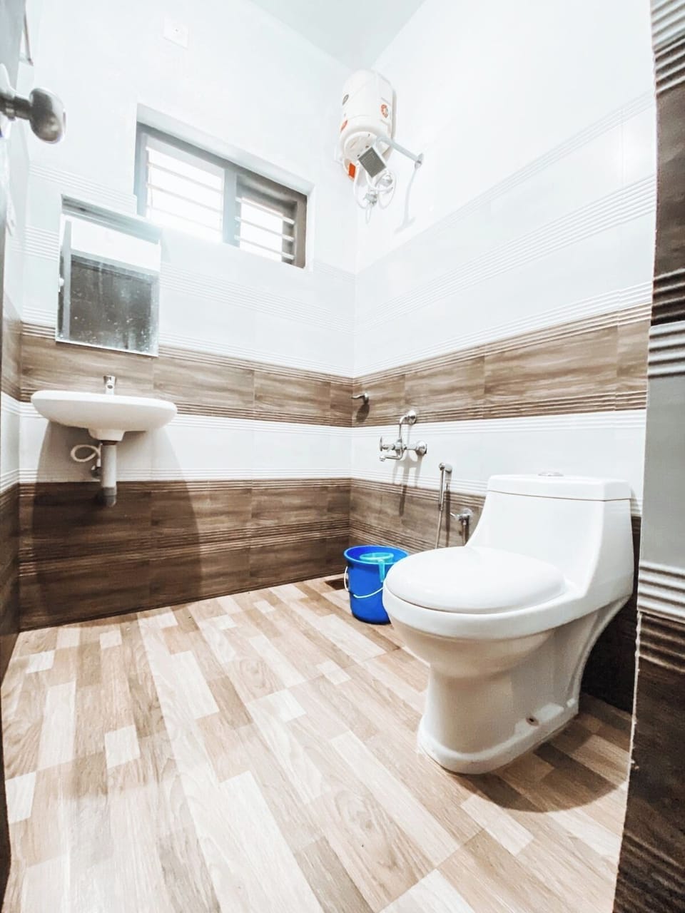 Basic Apartment | Bathroom | Rainfall showerhead, free toiletries, towels, soap