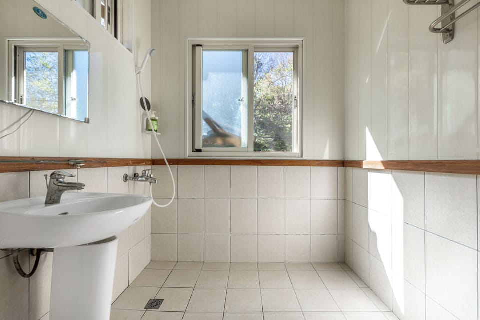 Double Room | Bathroom | Shower, rainfall showerhead, hair dryer, slippers