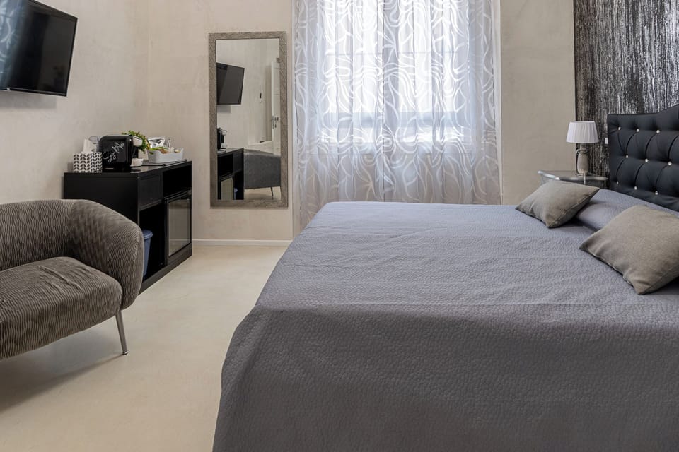Deluxe Double Room, 1 Double Bed | Free minibar items, desk, soundproofing, free WiFi