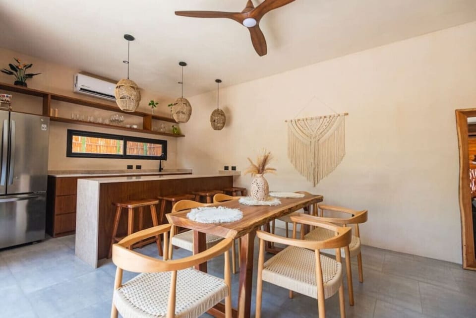 Stylish dining: Wood table, boho decor & warm lighting