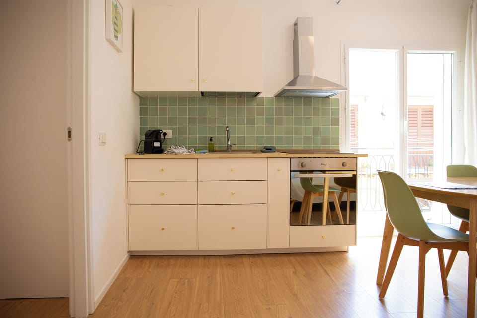 Deluxe Apartment | Private kitchen | Full-size fridge, oven, stovetop, freezer
