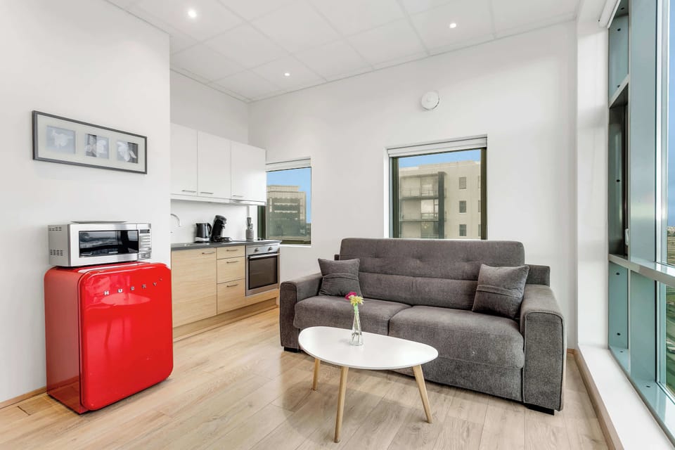 Seating & kitchenette