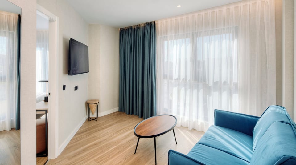 Minibar, free WiFi, bed sheets
