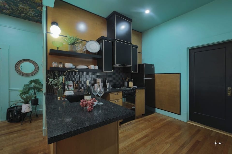 Cocina con nevera y utensilios de cocina