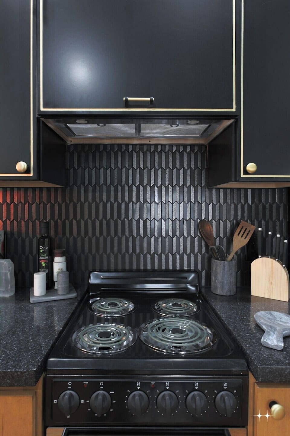 Cocina con nevera y utensilios de cocina