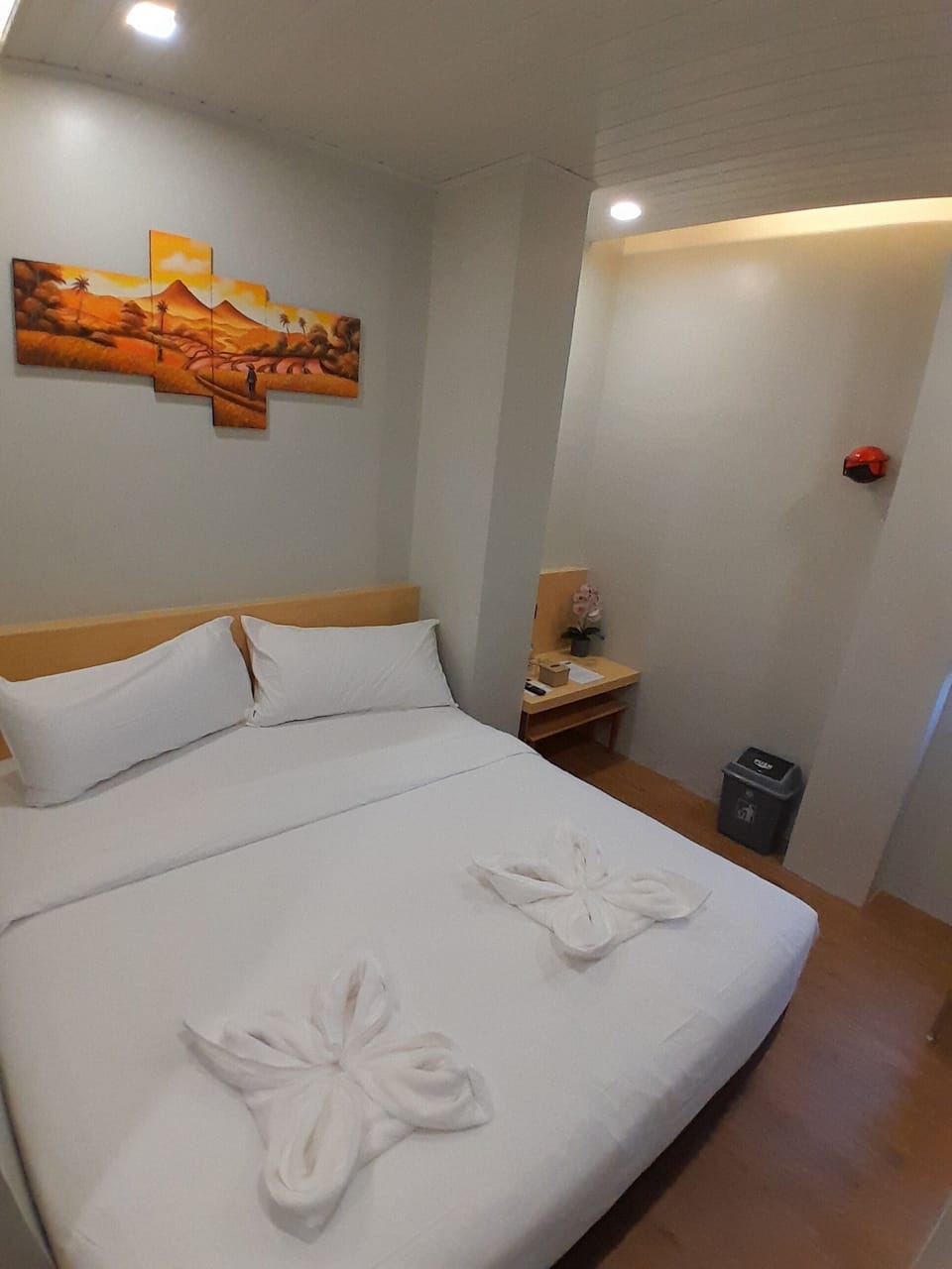 Deluxe Room | 1 bedroom, hypo-allergenic bedding available, desk, WiFi (free)