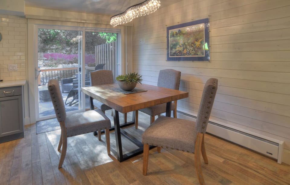 Dining Space (Seating for 4 (four))